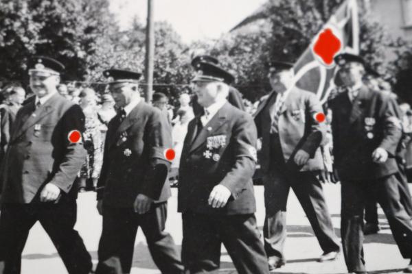 altes Foto - Veteranen mit HK-Fahne